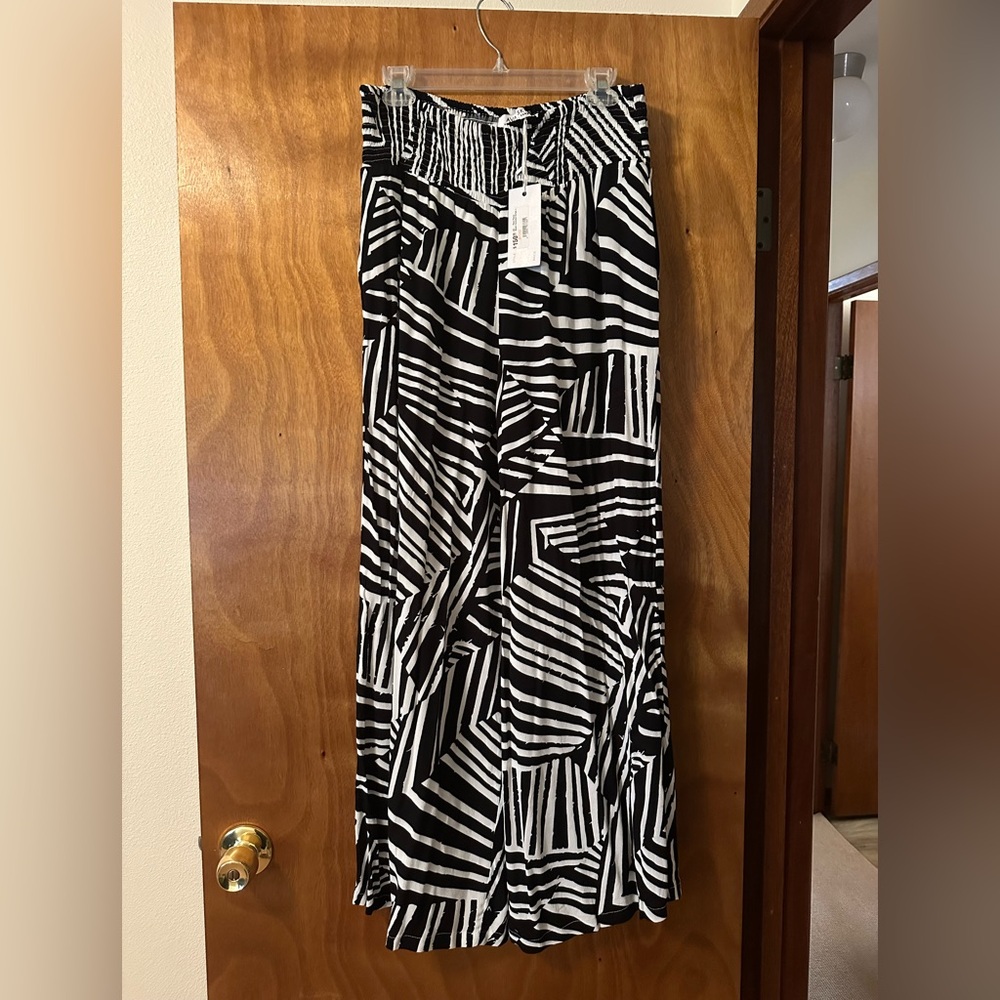 Black and White Geometric Patterned Skirt